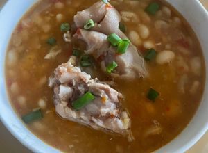 Una foto de Rica Sopa de Alubias Blancas con Paticas de cerdo 🐷 Superrr Nutritiva 👇🏻