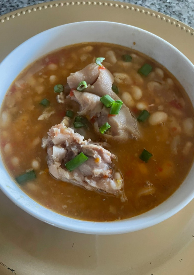 Una foto de Rica Sopa de Alubias Blancas con Paticas de cerdo 🐷 Superrr Nutritiva 👇🏻