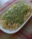 Pastas con salsa de palta, albahaca y ajo