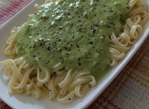 Una foto de Pastas con salsa de palta, albahaca y ajo