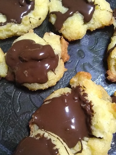 Una foto de Profiteroles con chocolate con helado de vainilla