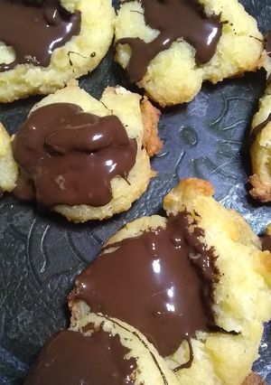 Una foto de Profiteroles con chocolate con helado de vainilla