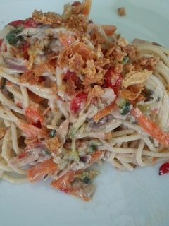 Una foto de Espaguetis con verduras y atún