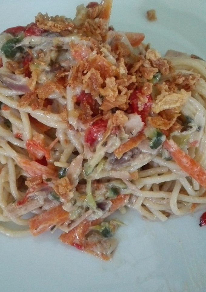 Una foto de Espaguetis con verduras y atún