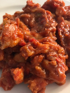 Una foto de Pollo en salsa de tomate. Versión light y con muchas verduras