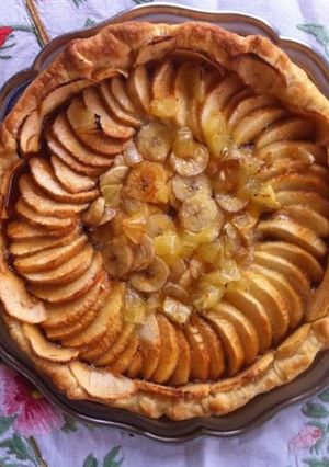 Une photo de Tarte pommes bananes citron et caramel