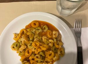Una foto de Capeletinis con salsa
