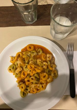 Una foto de Capeletinis con salsa