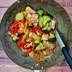 A picture of Chinese Sweet Chilli & Garlic stir fried chicken.