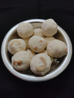 ரவா லட்டு(rava laddu recipe in tamil) செய்முறை முக்கிய புகைப்படம்