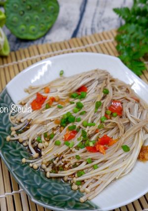 Hình của món Nấm Kim Châm Hấp Cay (Món Chay).