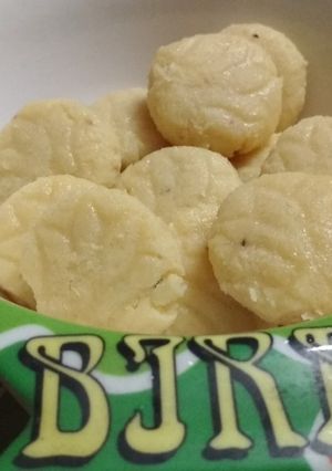 नारियल  के पेड़े (Nariyal ke pede recipe in hindi) रेसिपी मुख्य फोटो
