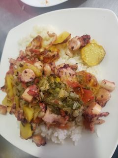 Una foto de Papas al horno con pulpo