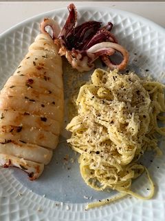 Una foto de Calamar a la plancha con tallarines