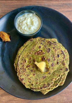 बथुआ का मसाला पराठा(bathua ka masala paratha recipe in hindi) रेसिपी मुख्य फोटो