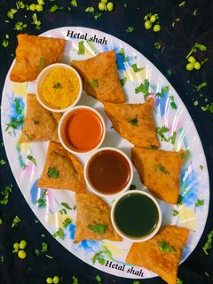 आलू मटर मिनी समोसा(aloo matar ka mini samosa recipe in hindi) रेसिपी मुख्य फोटो