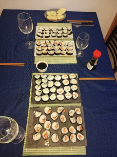 Una foto de Sushi variado