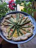 Torta salata con gli asparagi e prosciutto cotto