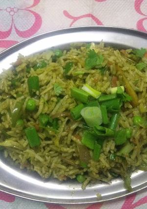 A picture of Palak fried rice.