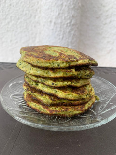 Una foto de Tortitas de brócoli y queso