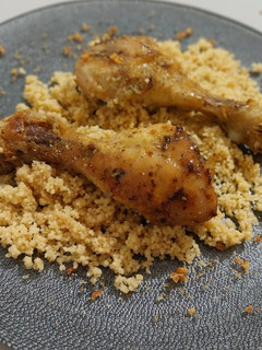 Una foto de Muslitos de pollo especiados al horno con cuscús en su jugo