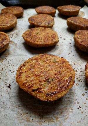 A picture of Whole30 crab cakes.