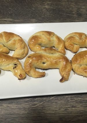Una foto de Croissants de hojaldre rellenos de chocolate 🥐 🥐 🍫 🍫