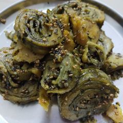 A picture of Shallow fried Arbi Patra.