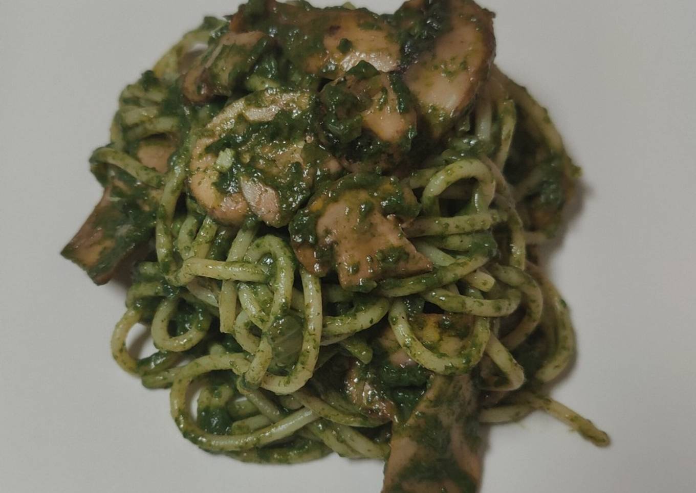 Espaguetis con champiñones y salsa de espinacas