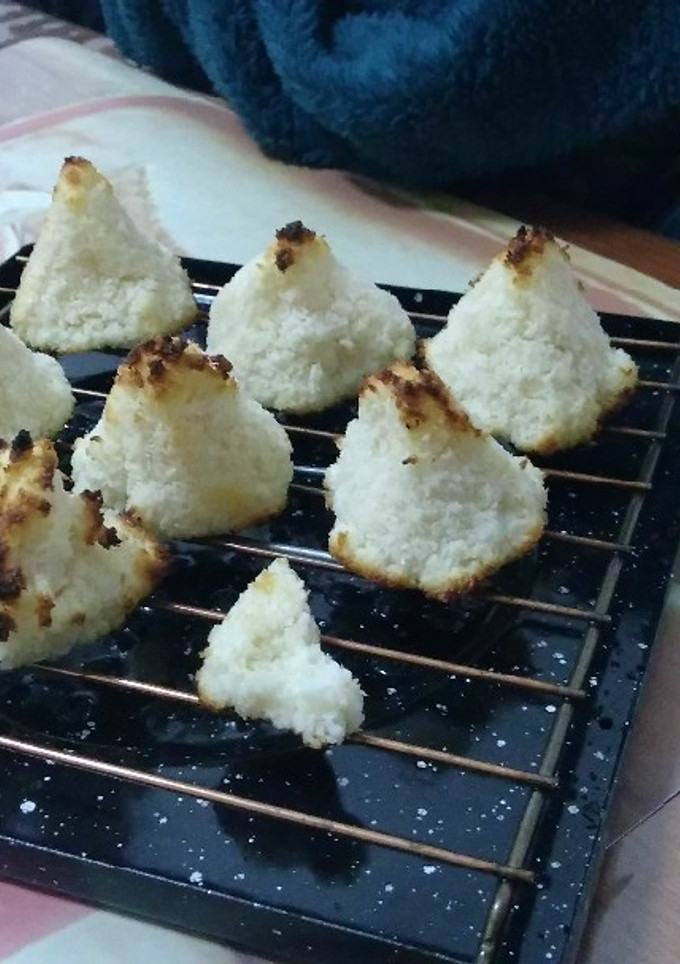 Una foto de Conitos de coco y leche condensada