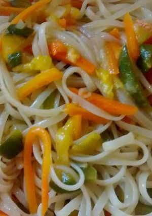 Una foto de Ensalada de spaguettis y verduras salteadas 🍝