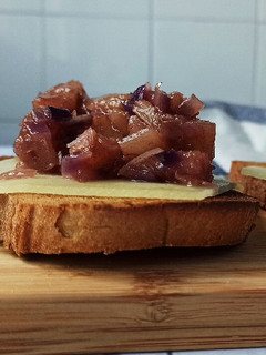 Una foto de Tostas de queso con chutney de piña