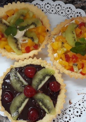 Una foto de Tarteletas de fruta con chantilly o chocolate con fruta