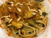 Una foto di spaghetti alle cozze