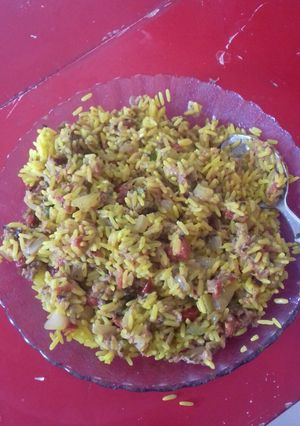 Una foto de Arroz amarillo con salteado de verduras y atún