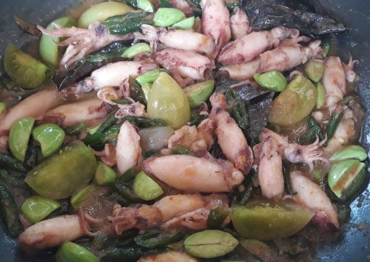 Proses Membuat Cumi tumis cabe ijo pete, Bisa Manjain Lidah