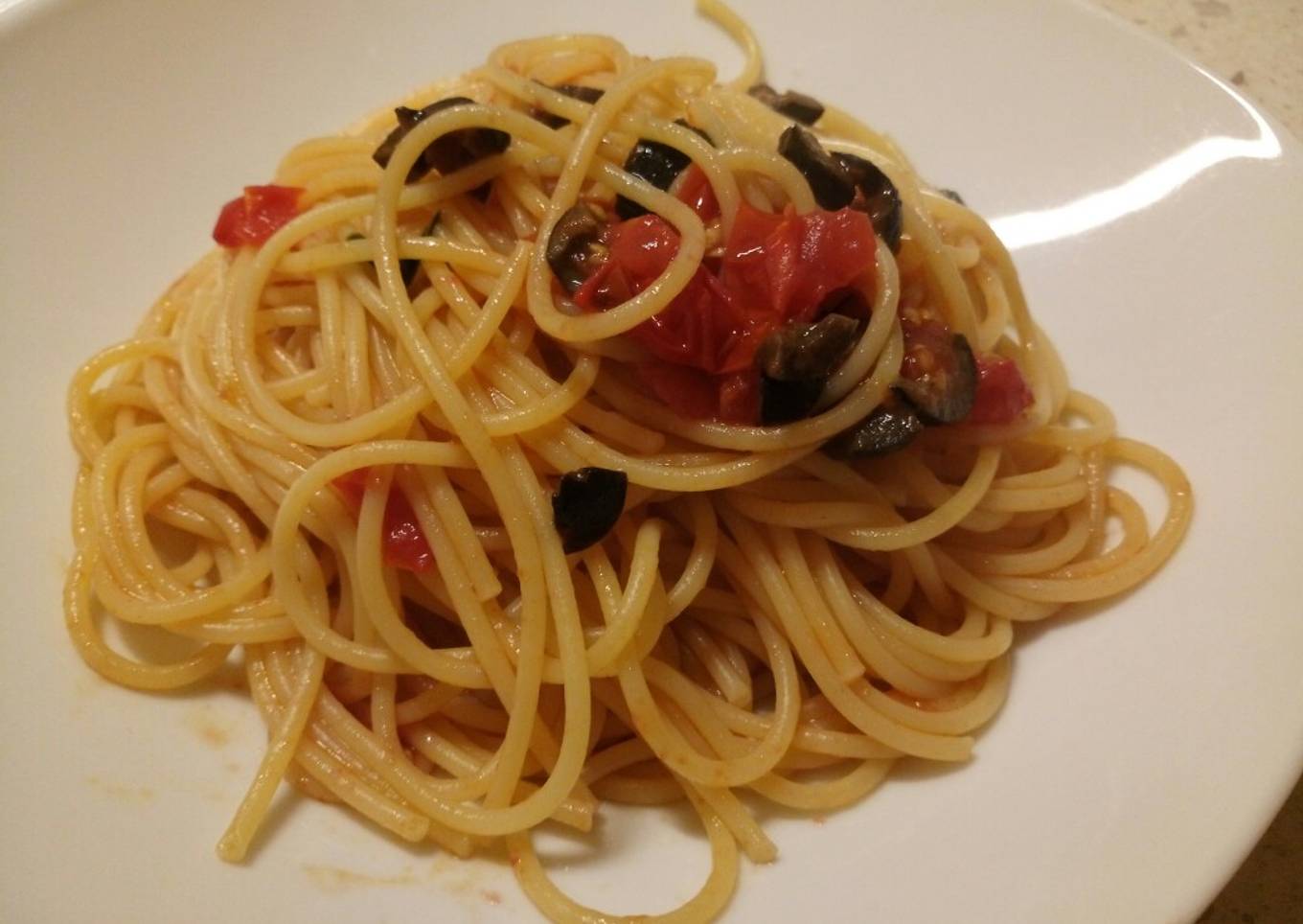 Spaghetti with fresh tomatoes, olives and basil