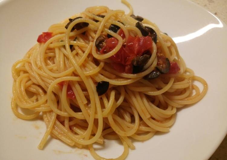 Spaghetti with fresh tomatoes, olives and basil