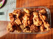 Una foto de pollo frito con paprika
