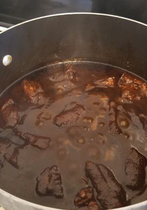 Una foto de Costillas de puerco en chile pasilla
