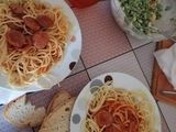 Μακαρόνια με σάλτσα και λουκάνικα