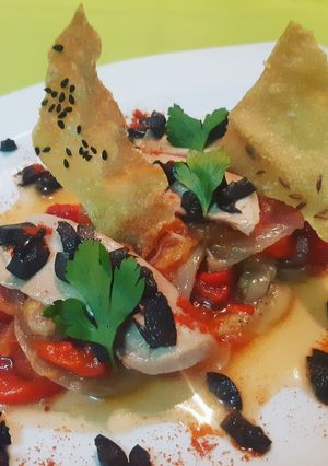 Una foto de Escalibada con ventresca de atún y aceitunas negras