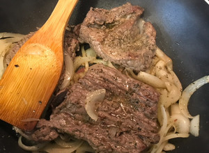 Una foto de Bistec de lomo liso más cebolla