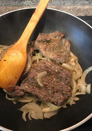 Una foto de Bistec de lomo liso más cebolla