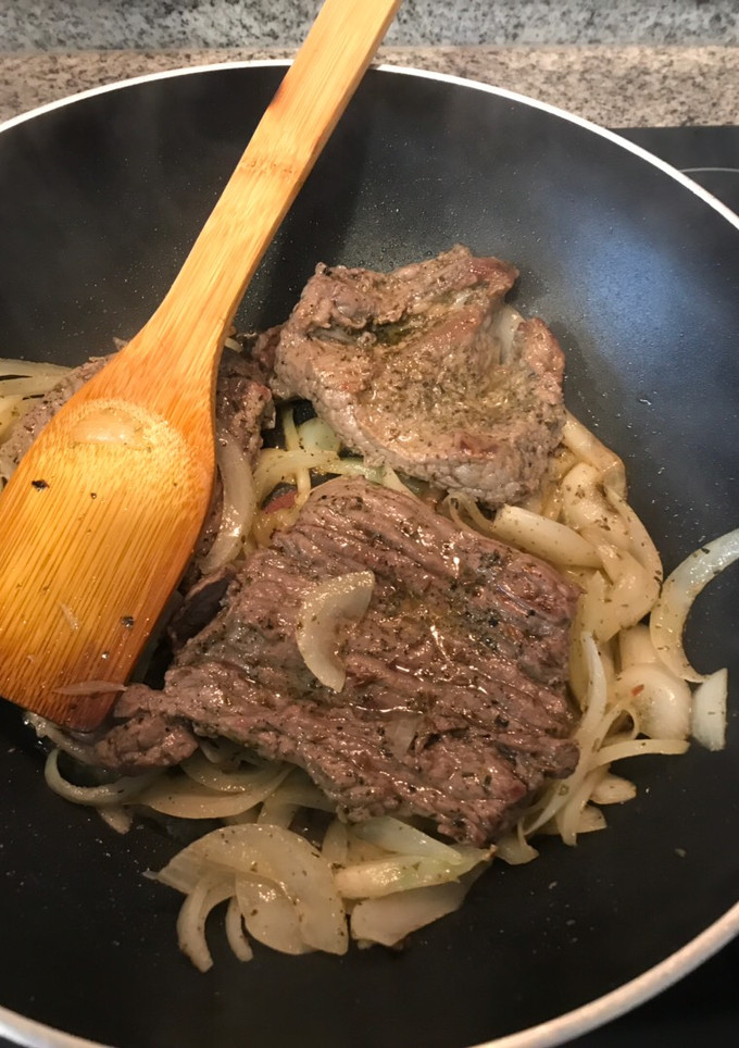 Una foto de Bistec de lomo liso más cebolla