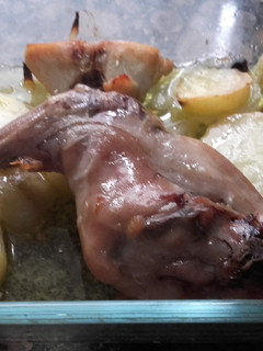 Una foto de Conejo con patatas panaderas