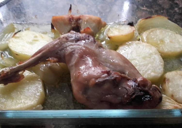 Conejo con patatas panaderas