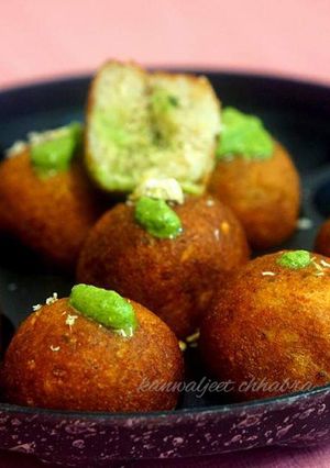 A picture of Coconut stuffed indori patties.