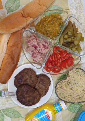 عکسی از دستور ساندویچ همبر گرد با سس قارچ با سالاد سیب زمینی