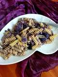 Pasta al tonno, cavolo viola, olive e capperi